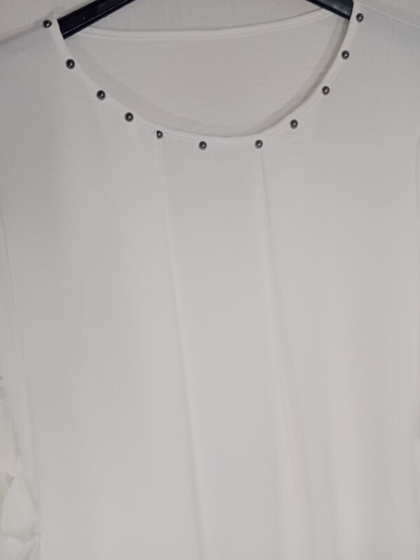 Blusa Tachuelas Cuello Caja – Elegancia cómoda para todo el día