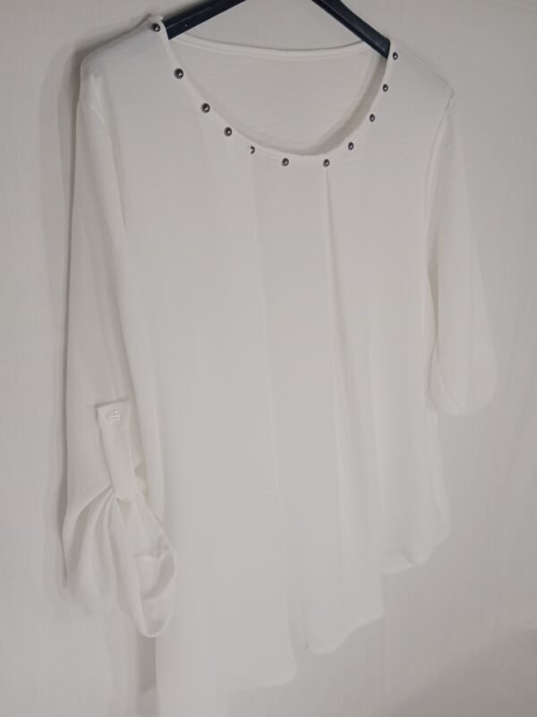 Blusa Tachuelas Cuello Caja – Elegancia cómoda para todo el día