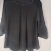 Blusa Tachuelas Cuello Caja – Elegancia cómoda para todo el día