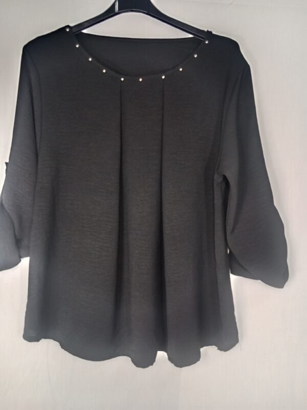 Blusa Tachuelas Cuello Caja – Elegancia cómoda para todo el día