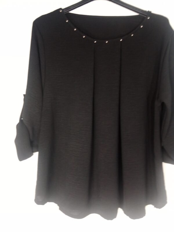 Blusa Tachuelas Cuello Caja – Elegancia cómoda para todo el día