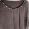 Blusa Tachuelas Cuello Caja – Elegancia cómoda para todo el día