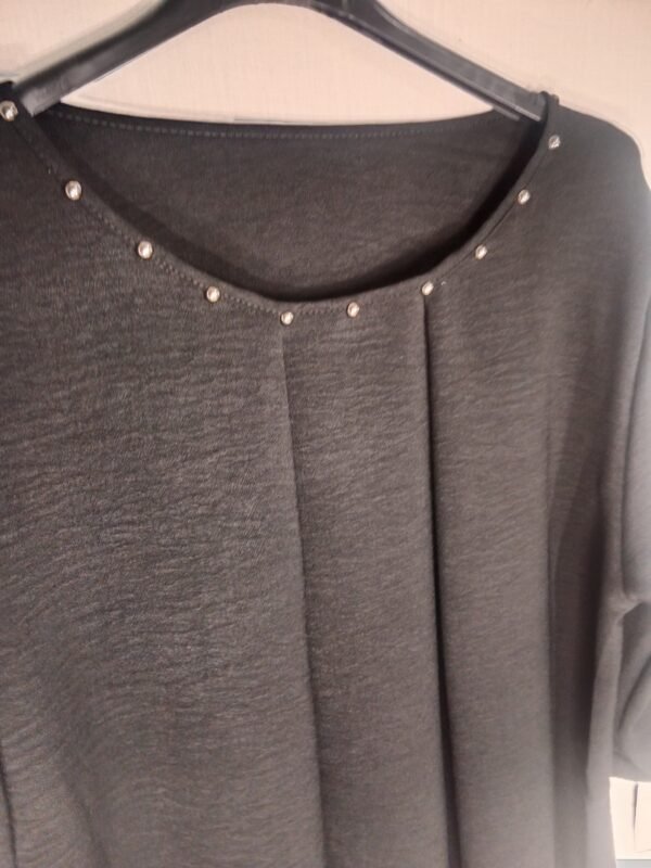 Blusa Tachuelas Cuello Caja – Elegancia cómoda para todo el día