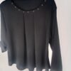Blusa Tachuelas Cuello Caja – Elegancia cómoda para todo el día