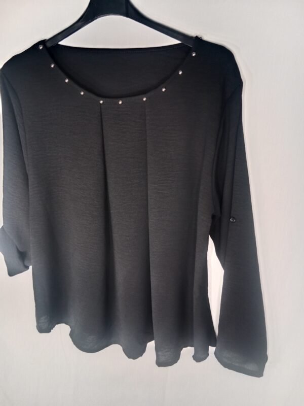Blusa Tachuelas Cuello Caja – Elegancia cómoda para todo el día