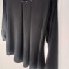 Blusa Tachuelas Cuello Caja – Elegancia cómoda para todo el día
