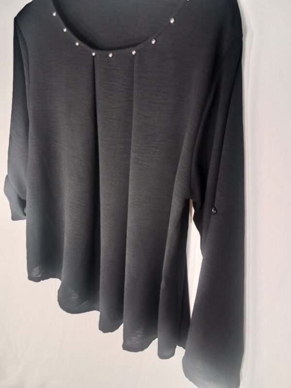 Blusa Tachuelas Cuello Caja – Elegancia cómoda para todo el día