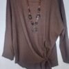 Blusa Lazo Cadera – Estilo y comodidad para todo el día