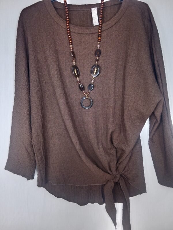 Blusa Lazo Cadera – Estilo y comodidad para todo el día