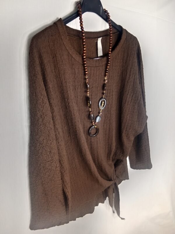 Blusa Lazo Cadera – Estilo y comodidad para todo el día