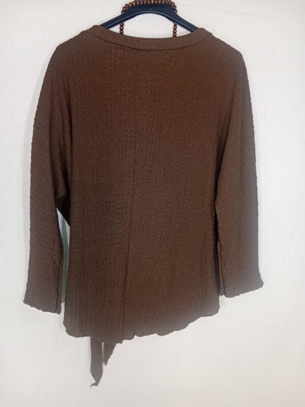 Blusa Lazo Cadera – Estilo y comodidad para todo el día