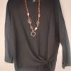 Blusa Lazo Cadera – Estilo y comodidad para todo el día
