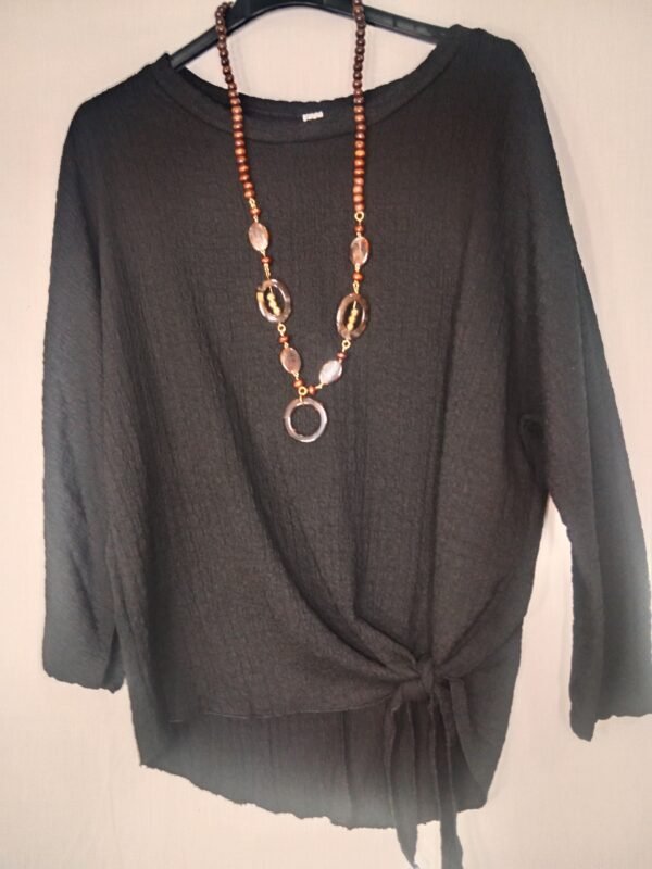 Blusa Lazo Cadera – Estilo y comodidad para todo el día