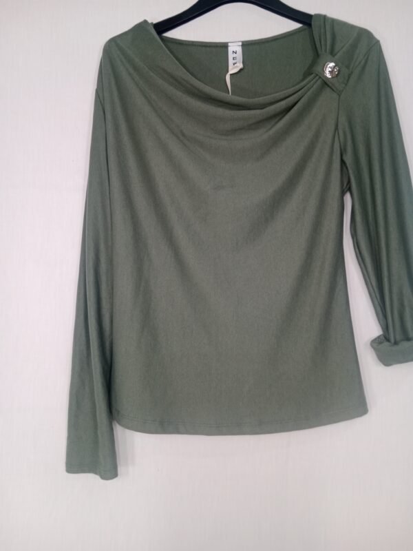 Blusa Cuello Broche – Elegancia y comodidad para todo el día