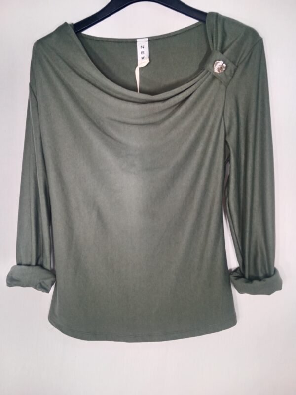 Blusa Cuello Broche – Elegancia y comodidad para todo el día