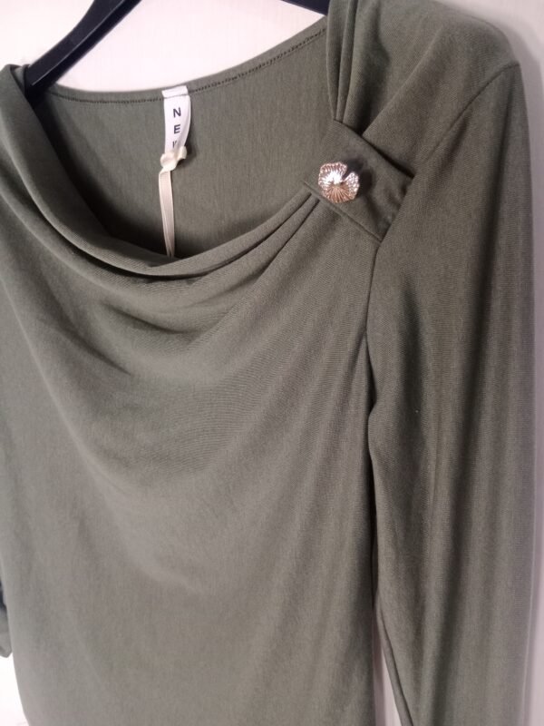 Blusa Cuello Broche – Elegancia y comodidad para todo el día