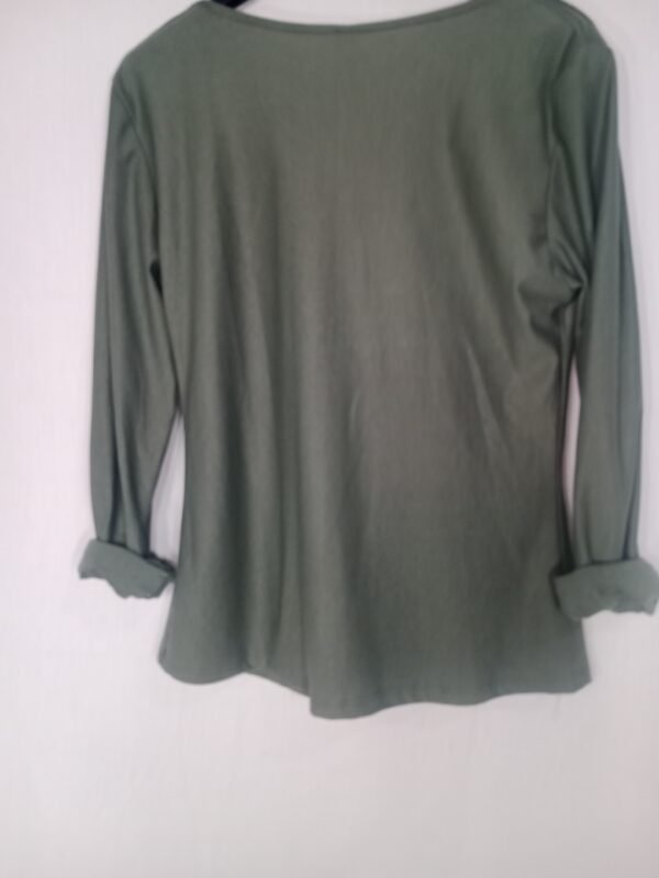 Blusa Cuello Broche – Elegancia y comodidad para todo el día