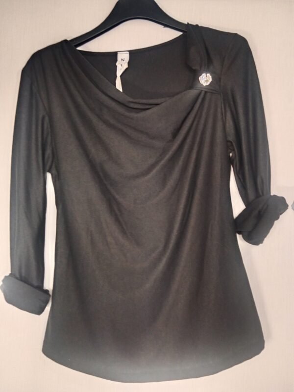 Blusa Cuello Broche – Elegancia y comodidad para todo el día