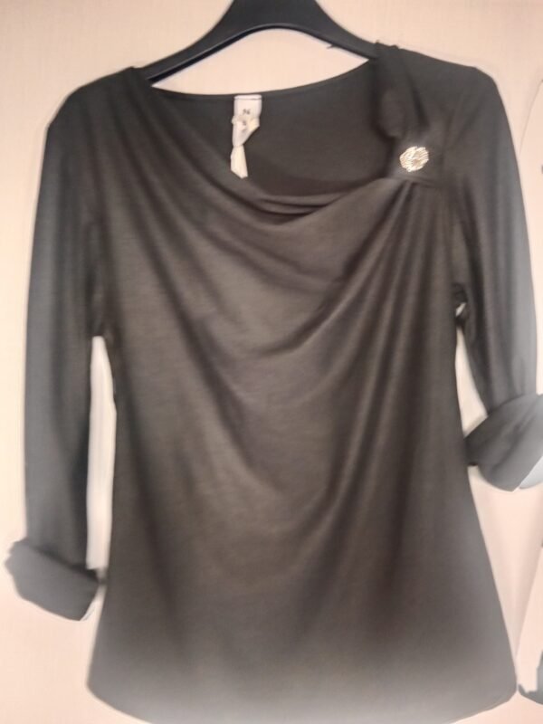 Blusa Cuello Broche – Elegancia y comodidad para todo el día