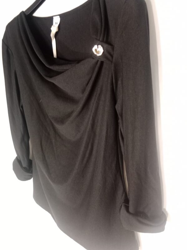 Blusa Cuello Broche – Elegancia y comodidad para todo el día