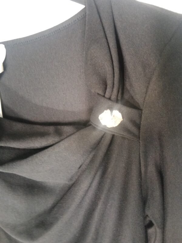 Blusa Cuello Broche – Elegancia y comodidad para todo el día