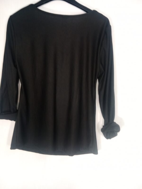 Blusa Cuello Broche – Elegancia y comodidad para todo el día