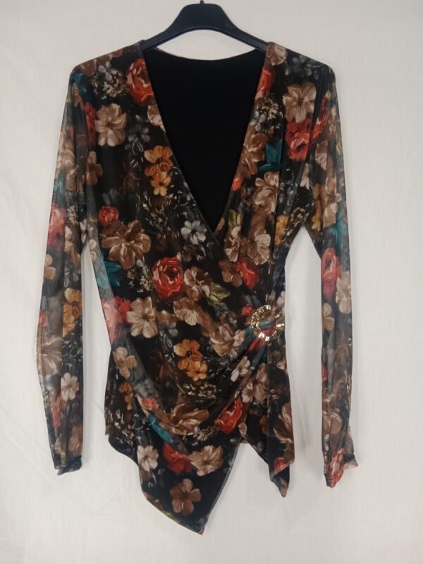 Blusa Cruzada con Broche – Elegancia que transforma tu look
