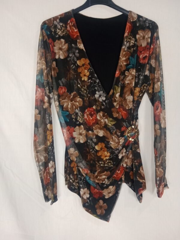 Blusa Cruzada con Broche – Elegancia que transforma tu look