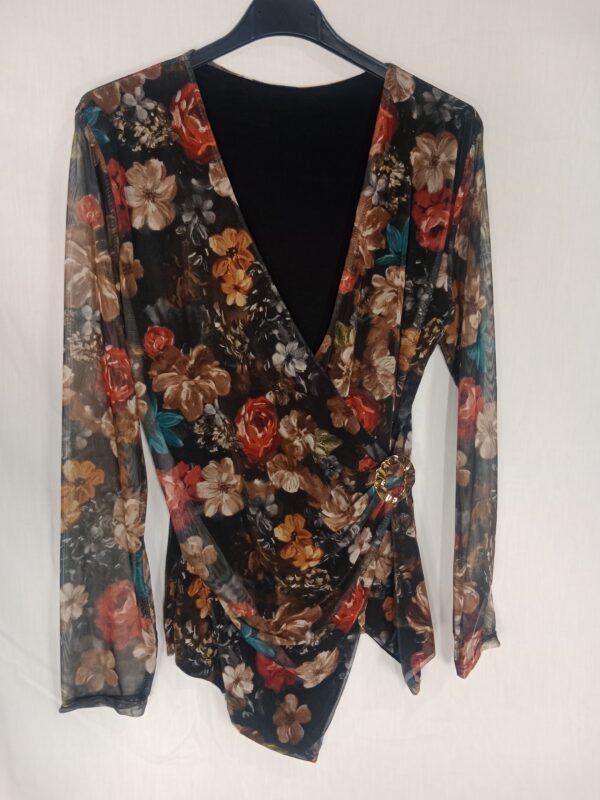 Blusa Cruzada con Broche – Elegancia que transforma tu look