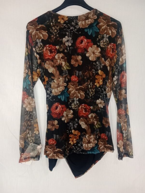 Blusa Cruzada con Broche – Elegancia que transforma tu look