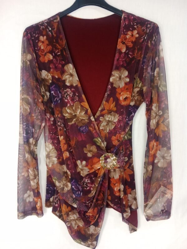 Blusa Cruzada con Broche – Elegancia que transforma tu look