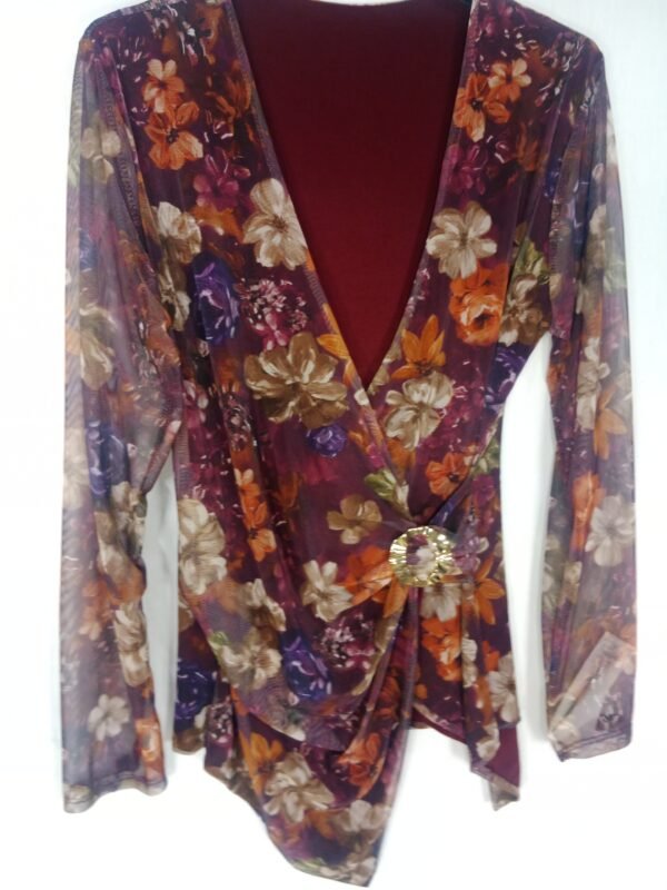 Blusa Cruzada con Broche – Elegancia que transforma tu look