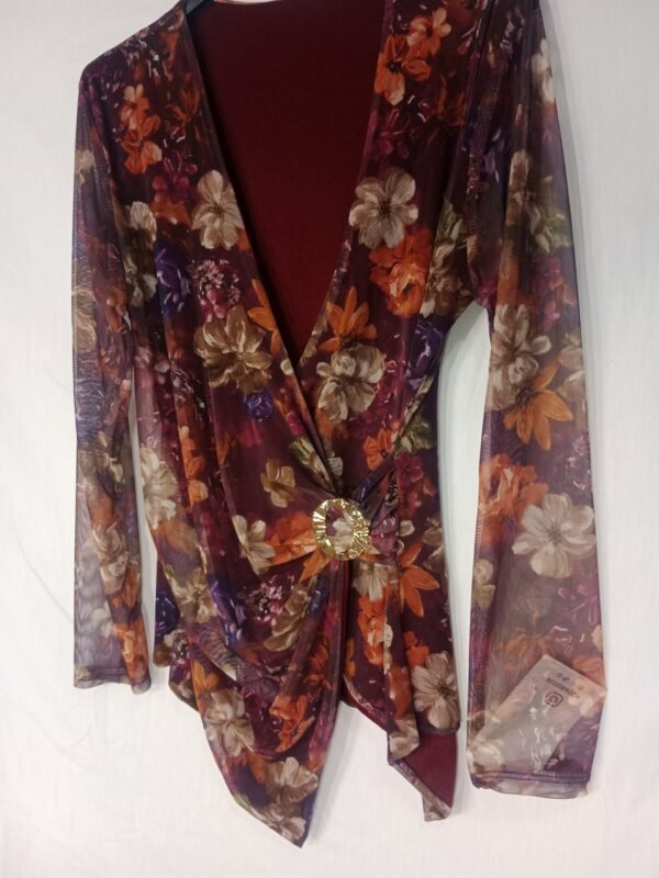Blusa Cruzada con Broche – Elegancia que transforma tu look