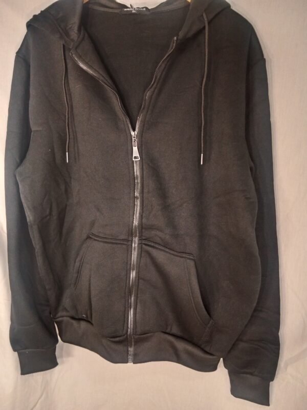 Sudadera con Capucha y Cremallera – Comodidad para los días que cambian